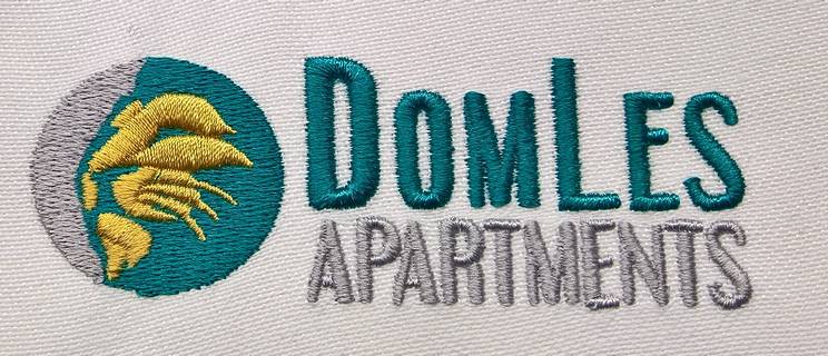 Haft komputerowy na pocieli dla DomLes Apartments